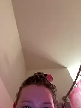 PiggyRose online show from February 4, 2026, 1:00 am