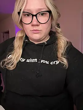 PiggyRose online show from March 16, 2026, 1:44 am