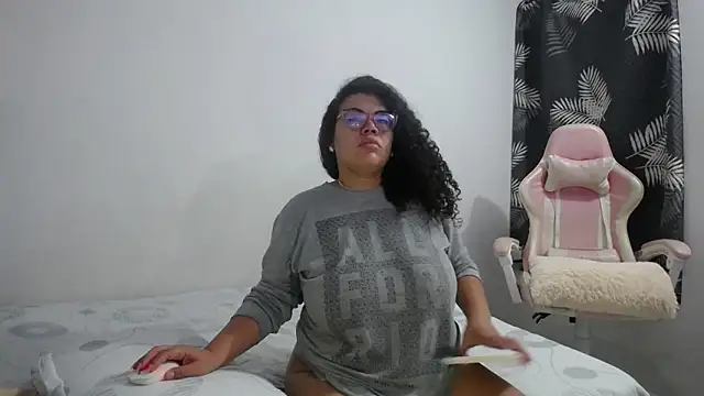 mabigomez00 online show from February 6, 2026, 9:23 am