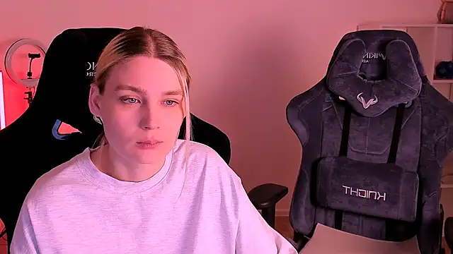 hotblonds online show from December 13, 2024, 4:22 am