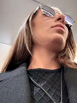 Snapshot of YOUR-KARINA chatting on December 6, 2024, 8:26 am YOUR-KARINA online show from December 6, 2024, 8:26 am