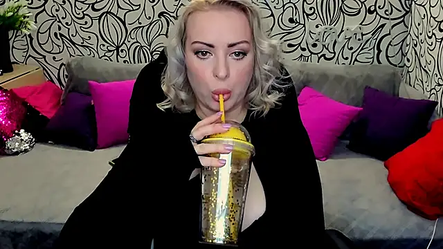 Snapshot of Hotdreamhere chatting on February 5, 2025, 11:02 am Hotdreamhere online show from February 5, 2025, 11:02 am