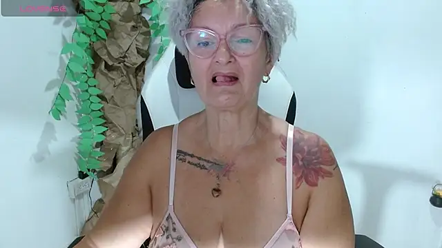Snapshot of bety-cum2 chatting on April 21, 2026, 10:45 pm bety-cum2 online show from April 21, 2026, 10:45 pm