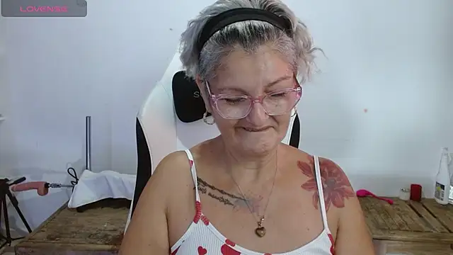Snapshot of bety-cum2 chatting on April 28, 2026, 10:42 am bety-cum2 online show from April 28, 2026, 10:42 am