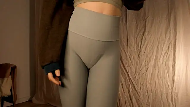 Snapshot of hee_jeen chatting on February 21, 2025, 4:05 pm hee jeen online show from February 21, 2025, 4:05 pm