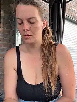 Snapshot of newMichelle chatting on June 2, 2026, 5:42 am newMichelle online show from June 2, 2026, 5:42 am