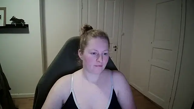 Girlnina-1995 online show from December 17, 2024, 7:37 pm