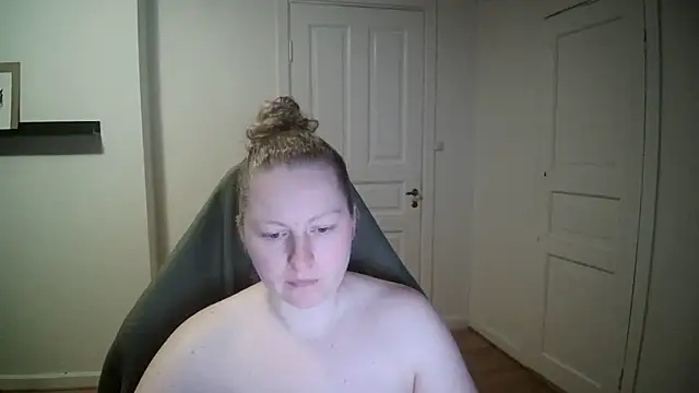 Girlnina-1995 online show from January 15, 2025, 3:39 pm