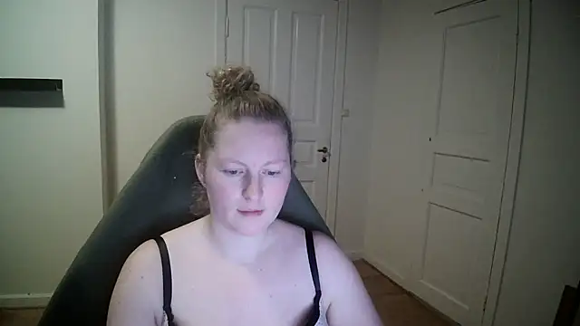 Girlnina-1995 online show from January 23, 2025, 8:24 pm