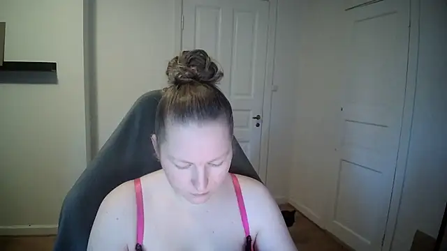 Girlnina-1995 online show from February 6, 2025, 10:15 am