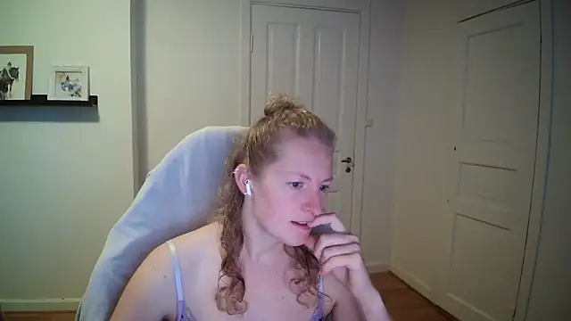 Girlnina-1995 online show from September 25, 2025, 8:07 am