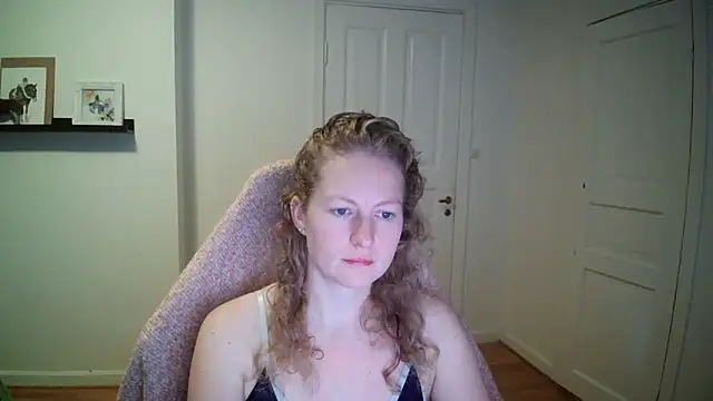 Girlnina-1995 online show from October 8, 2025, 8:23 am