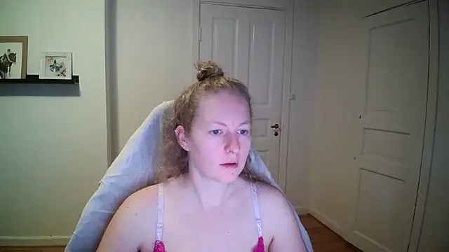 Girlnina-1995 online show from October 13, 2025, 7:08 am