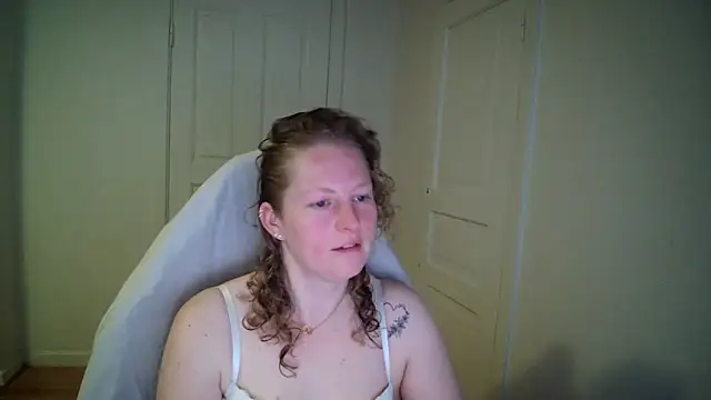 Girlnina-1995 online show from April 20, 2026, 5:54 am