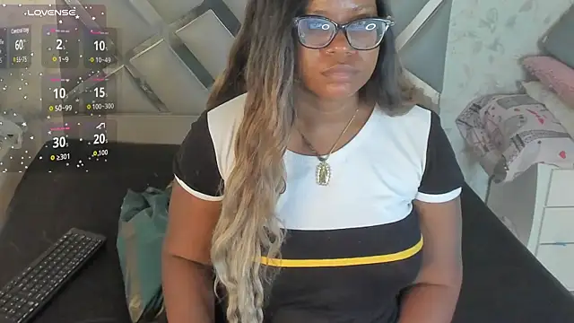 Snapshot of EmilyyRosee_ chatting on May 19, 2026, 8:04 pm EmilyyRosee online show from May 19, 2026, 8:04 pm