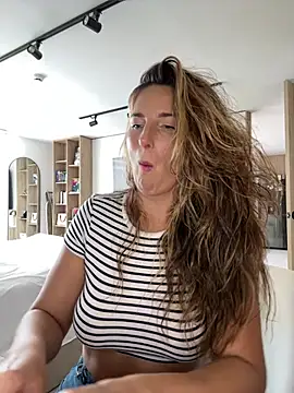 Snapshot of Thescorpionfr chatting on February 17, 2026, 4:13 pm Thescorpionfr online show from February 17, 2026, 4:13 pm