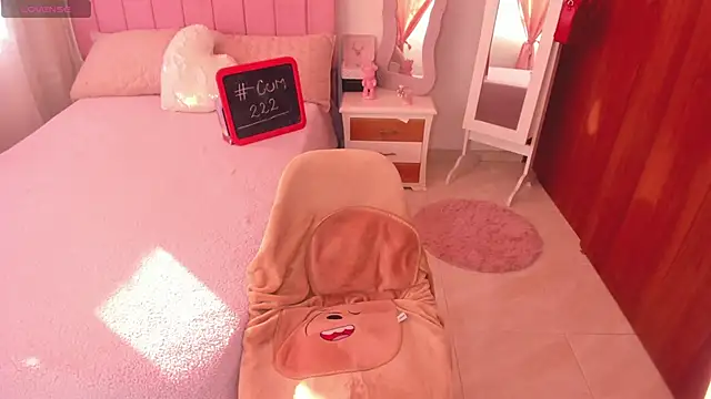 whitneyhot online show from September 9, 2025, 11:43 am