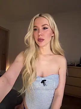 Snapshot of xDinnax chatting on December 1, 2025, 5:45 am xDinnax online show from December 1, 2025, 5:45 am