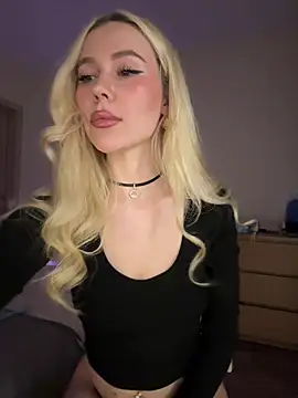 Snapshot of xDinnax chatting on February 16, 2026, 2:35 pm xDinnax online show from February 16, 2026, 2:35 pm