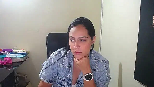 Snapshot of kendall_52 chatting on December 20, 2024, 1:43 pm kendall 52 online show from December 20, 2024, 1:43 pm