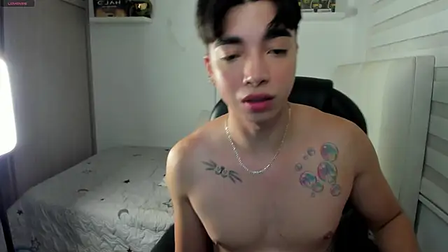 santy7v7 online show from December 18, 2025, 1:28 pm