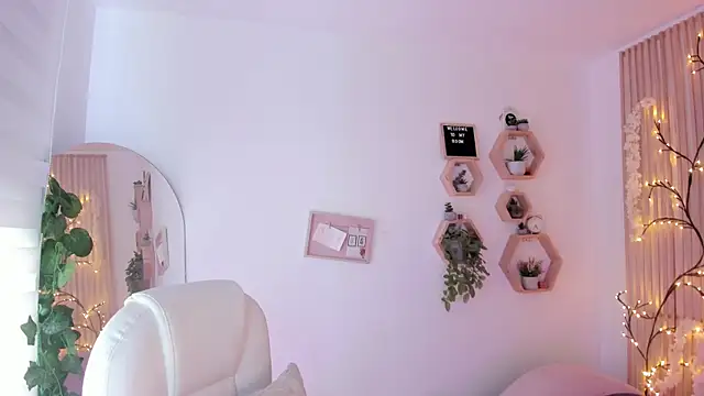 paulinacostello online show from October 10, 2025, 3:55 pm