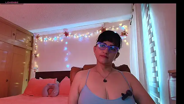 Snapshot of ISABEEL_SOFIA01 chatting on April 12, 2026, 12:43 pm ISABEEL SOFIA01 online show from April 12, 2026, 12:43 pm
