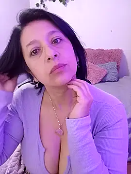 camilalatti online show from September 18, 2025, 5:37 pm