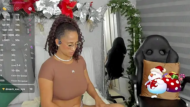 Snapshot of EmmaFerrary chatting on November 28, 2025, 12:46 am EmmaFerrary online show from November 28, 2025, 12:46 am