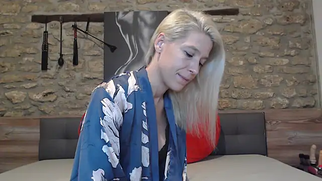 Naschkatze01 online show from December 3, 2025, 7:56 pm