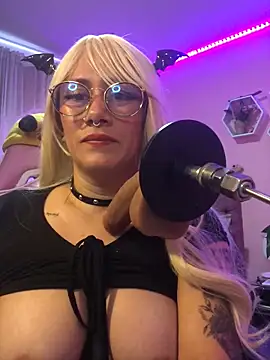 Luna Paris  online show from February 10, 2025, 4:04 pm