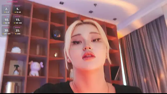 hyun chia online show from December 3, 2025, 2:41 am