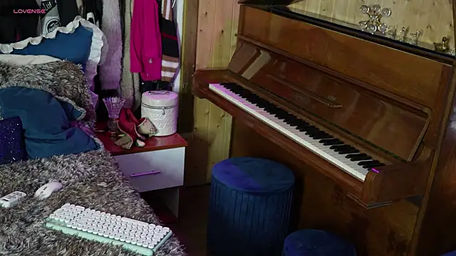 VanessaDoyle online show from September 18, 2025, 2:19 pm