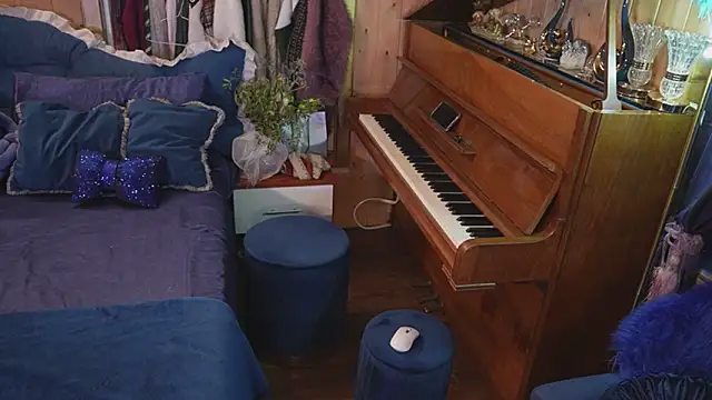 VanessaDoyle online show from November 4, 2025, 4:28 pm