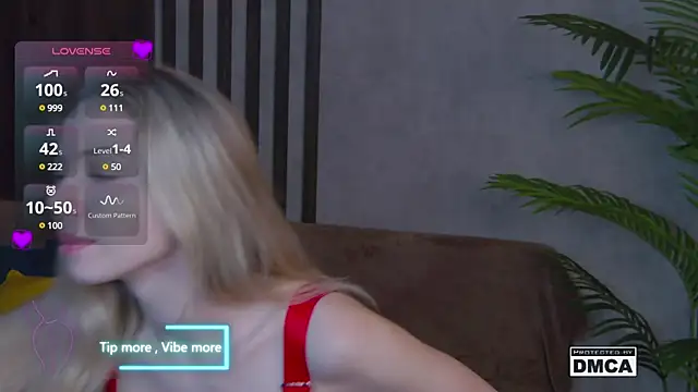 Snapshot of Holl1Would chatting on January 27, 2025, 10:16 pm Holl1Would online show from January 27, 2025, 10:16 pm