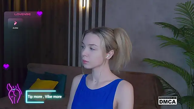 Snapshot of Holl1Would chatting on January 28, 2025, 3:36 am Holl1Would online show from January 28, 2025, 3:36 am