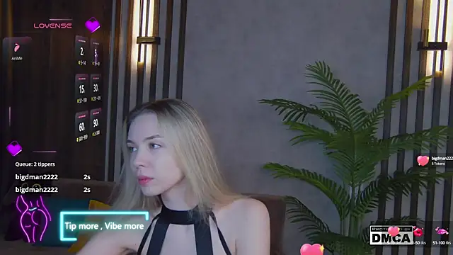 Snapshot of Holl1Would chatting on February 13, 2025, 4:22 am Holl1Would online show from February 13, 2025, 4:22 am