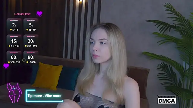 Snapshot of Holl1Would chatting on February 21, 2025, 3:34 am Holl1Would online show from February 21, 2025, 3:34 am