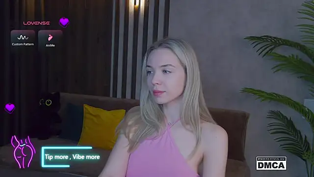 Snapshot of Holl1Would chatting on March 4, 2025, 3:55 am Holl1Would online show from March 4, 2025, 3:55 am