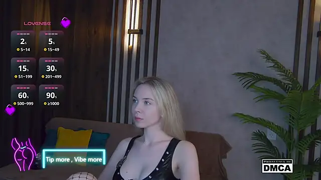 Snapshot of Holl1Would chatting on March 12, 2025, 7:38 pm Holl1Would online show from March 12, 2025, 7:38 pm