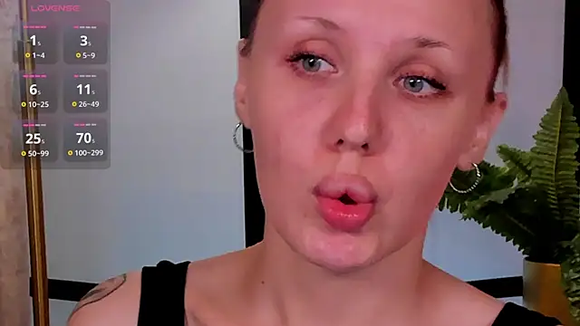 Snapshot of LianaFord chatting on May 8, 2026, 5:02 am LianaFord online show from May 8, 2026, 5:02 am
