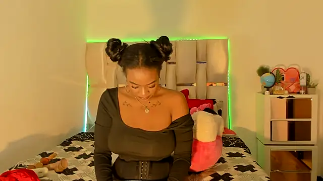 Snapshot of viioolleettaa chatting on December 16, 2024, 2:16 pm viioolleettaa online show from December 16, 2024, 2:16 pm