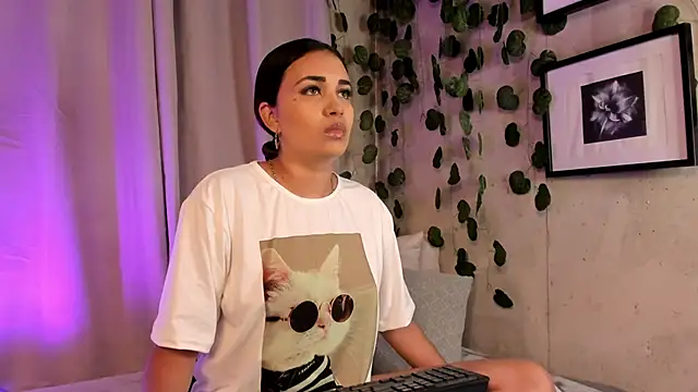 aisha es online show from February 18, 2025, 9:42 pm