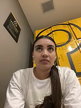 aisha es online show from March 12, 2025, 1:58 am