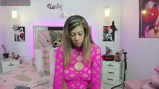 Snapshot of Karly_moon chatting on September 17, 2025, 8:10 pm Karly moon online show from September 17, 2025, 8:10 pm