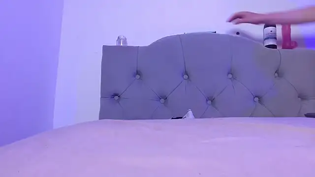 Red-moon1 online show from February 6, 2025, 4:58 pm