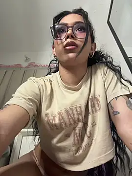 Samantha Bernardo online show from June 13, 2026, 4:32 am
