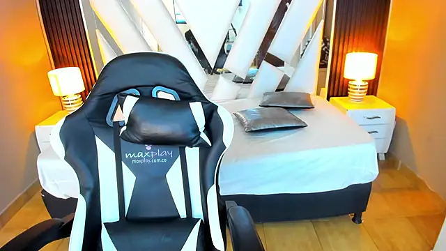 Linda4Petite online show from October 29, 2025, 5:58 pm