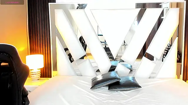 Linda4Petite online show from November 25, 2025, 6:08 pm