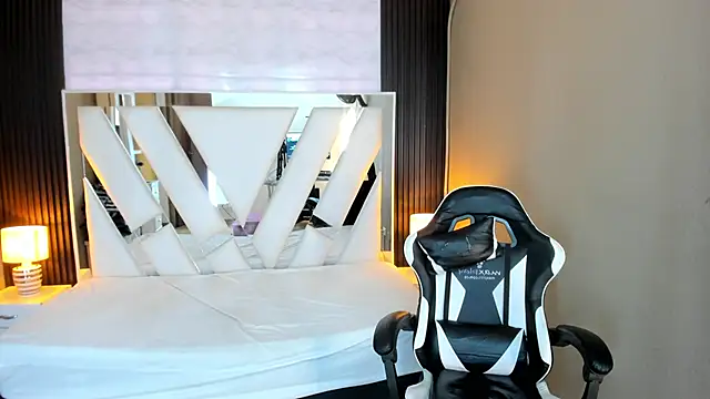 Linda4Petite online show from March 23, 2026, 6:45 pm